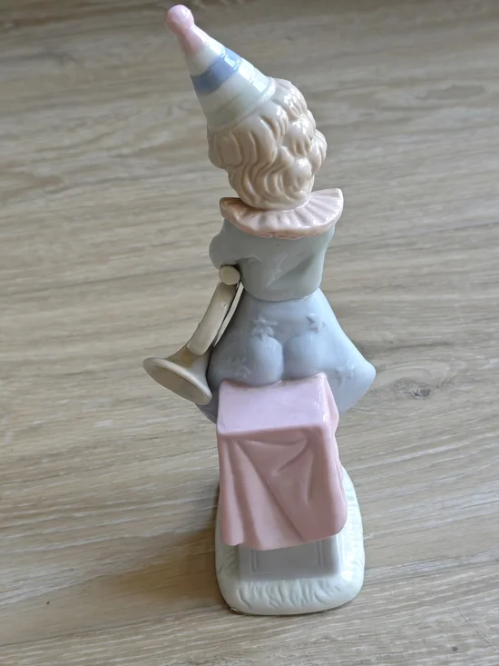 Vintage Porcelain Pastel Clown Figurine in Pink & Blue - Picture 3 of 4